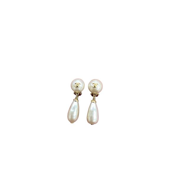 Chanel Gold Metal and Imitation Pearl Teardrop Clip Earrings
1980’s - Picture 1 of 7